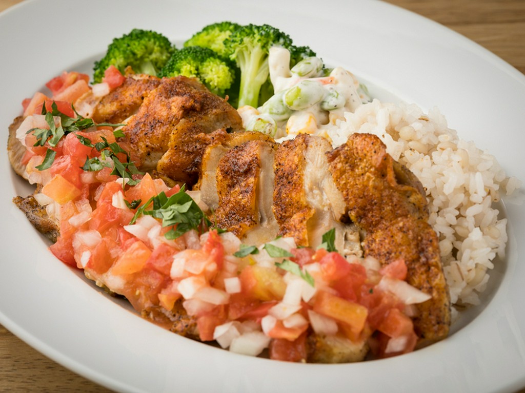 ランチケージェンチキンステーキトマトサルサ