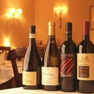 片岡シェフの料理を引き立てる、数々のワインも楽しみのひとつ。豊富にそろうワインリストのなかから、料理や好みにあわせた1本をお選びください。
