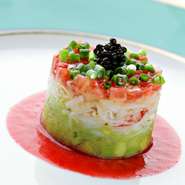 全国には、その土地の特色を感じるさまざまな食材があります。私たちは、その土地で最も旬な時期を迎えた食材を仕入れるよう、食材選びには気を配っています。