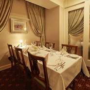 結婚という大切な節目の第一歩。ご両家の顔合わせに是非ご利用下さいませ。
6名様までご使用いただける個室もご用意いたしております。