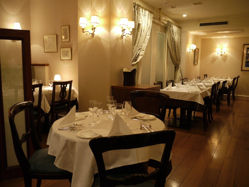 落ち着いた店内でゆったりとお食事をお楽しみください