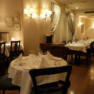 優しい光に包まれた店内は、食事と会話をゆったりと楽しめる、くつろぎの空間となっています。