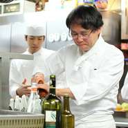 料理の合間にお客様と話をするよう心がけるシェフ。つくり手の顔がわかることが安心につながります。