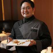 例えばパセリは料理に必要なら添えますが、彩りであれば使いません。見た目よりも味や背景にある歴史を大切に、エビやカニを使うなら殻を使ったダシでしっかりソースをつくるなど、伝統と本質を大事にしています。