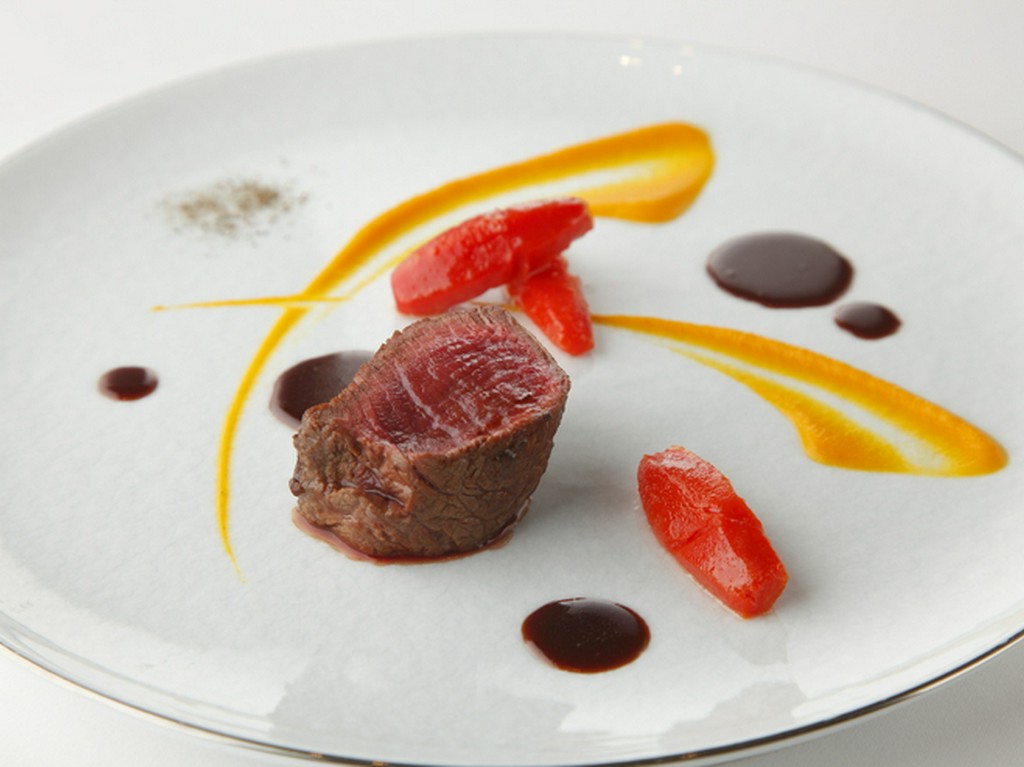 『熟成赤み牛フィレのステーキ　クラシカルな赤ワインのソース』