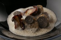 フランス産の雌雉を使い、雉の骨からとったコンソメとトリュフにクリームを加えた白いソーセージです。