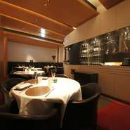 「直線と曲線」をテーマにした内観は、ヨーロッパ調でありながら、日本の職人技があちこちに光ります。