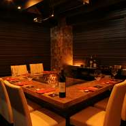 厳選した食材を、熟練の技を持つシェフが目の前の鉄板で調理。