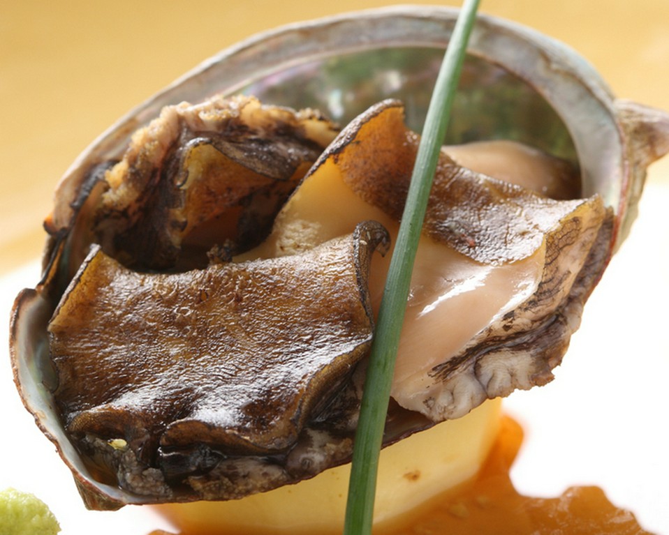 弾力のある食感！　旨みたっぷり！　『活鮑の鉄板焼　（100g）』