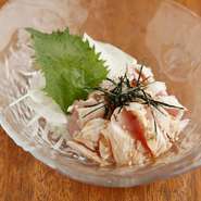 新鮮な紀州梅鶏の『ユッケ』。やわらかく、少し炙ることでさらに旨みが凝縮されています。
毎日入荷する新鮮な紀州梅鶏は、他の部位もお刺身で提供しています。新鮮な鶏を心ゆくまでお楽しみください。
