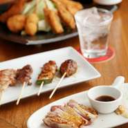 広々とした店内は個室がたくさん。周りを気にせず、ゆっくり食事を楽しむにはぴったりです。焼き鳥や串揚げは種類が豊富。