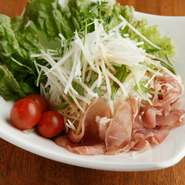 新鮮な野菜がたっぷり。さっぱりしたドレッシングは箸休めにぴったりです。