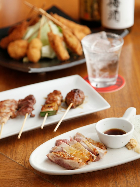 様々な焼き鳥や串揚げをご用意しています
