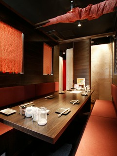 店内は広々として落ち着いた雰囲気