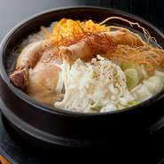 国産の丸鶏に朝鮮人参、ナツメ、もち米を加え、韓国から取り寄せた様々な調味料を丸一日煮込んで作ります。