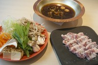 ごぼう、人参、長ネギ、水菜、茸類、野菜たっぷりの鍋に柔らかーい鴨肉！他では滅多に食べられませんよ！