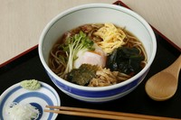 見た目も華やかな五目蕎麦です。見た目よりもさっぱりして食べやすいです。