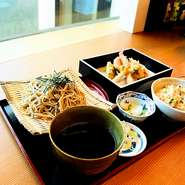 奥京小瀬店、自慢の天ぷらと御蕎麦と炊き込み御飯の大変お得なメニューです。