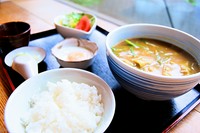 丹精込めて作ったカレーそば御賞味下さいませ。温玉とサラダも付いてます。
