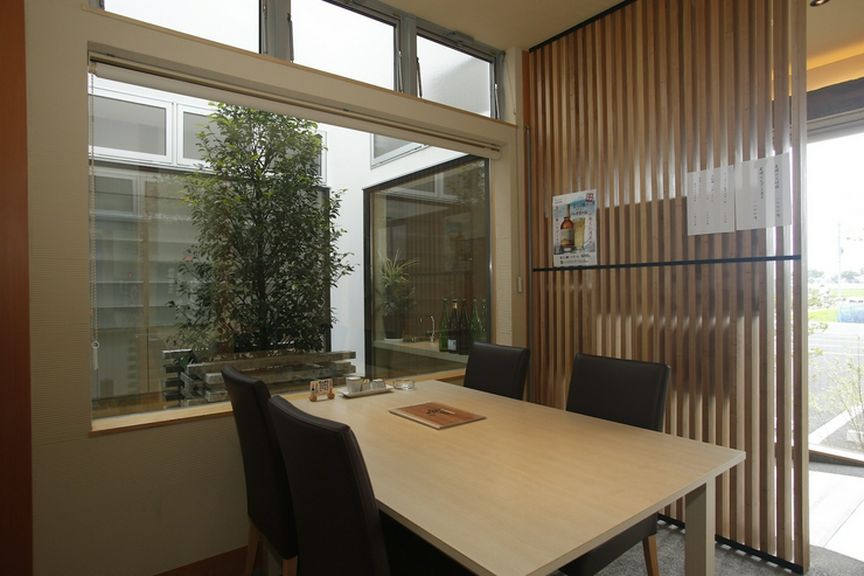 落ち着いた雰囲気のなかで食事が楽しめます