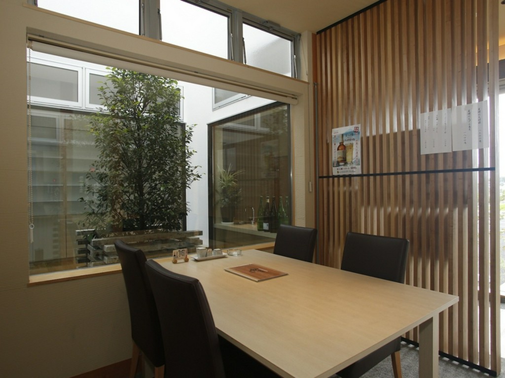 落ち着いた雰囲気のなかで食事が楽しめます