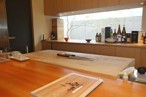 目の前で熟練の技を見ながら美味しいお酒とお料理に舌鼓