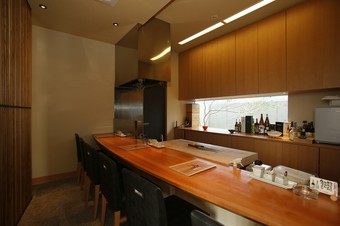 会社やお店の会合、デートやプライベートでの利用に向いています