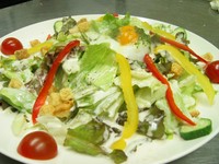 パルメザンチーズとクルトン、温泉卵が野菜おと絶妙に絡みます。