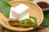 上品な京豆腐はポン酢と九条ネギを添えて…。