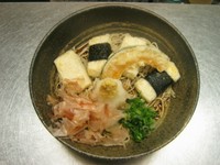 京豆腐に濃い目のお出汁、二八そばが絶妙の相性!!