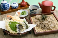 8種類以上の天ぷらが付いたボリュームたっぷりのお得なセット。