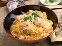 九州地鶏のもも肉をふんわり玉子でとじた一品。