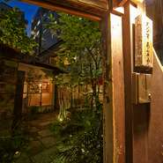 引き戸を開ければ、懐かしさあふれる和の空間が広がります。そこだけ時間が止まったような静かで懐かしい雰囲気。味わい深い建物と温かみのあるおもてなしに、まるで田舎の温泉旅館に泊まったような寛ぎを感じます。