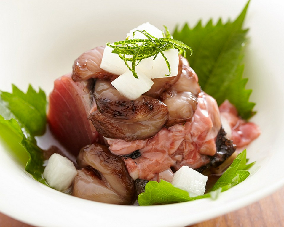 鰹焼霜作り　共酒盗掛け茶ぶり生子 霰長芋　針柚子天盛り