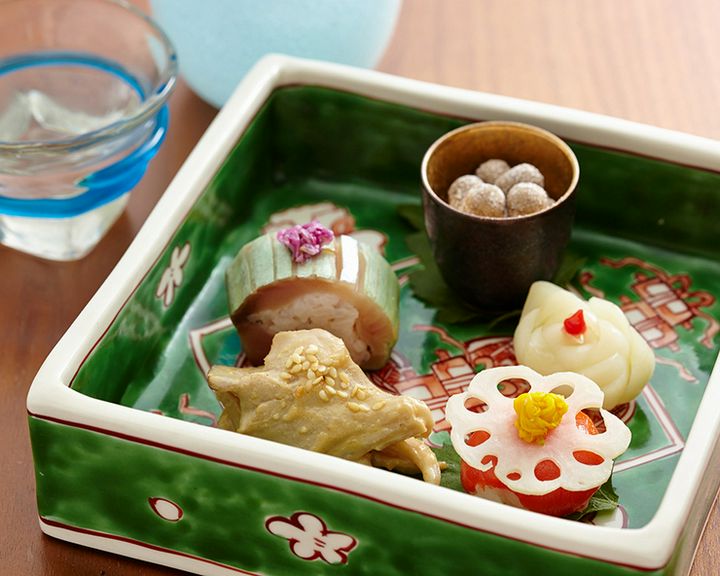 塩煎り零余子 舞茸胡麻浸し サーモン菊花手毬鮨花蓮根被せ　天盛り菊花 新花百合根白煮、鯖小袖鮨