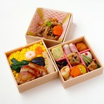 五目ちらし寿司と、料理長おすすめの沖縄麸を共に炊き上げた牛すき煮を添えて三段仕立てにした、会席風のおもてなし膳です。