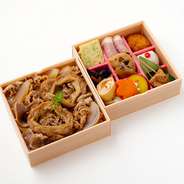 本場沖縄麸と牛肉を一緒に煮込んだ、ヘルシーでボリューム満点の特製牛丼は、もちもち・しっかりとした食感のお麩に含んだ牛肉と出汁の旨みがお口いっぱいに広がります。