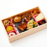 料理長こだわりの自家製おかかふりかけが自慢の、あふそや特製のり弁です。甘じょっぱいさんまの蒲焼きとともにどうぞ。