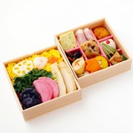 野菜ちらし寿司と、料理長おすすめの会席風おかずを9つの枡に詰めた二段のおもてなし膳です。