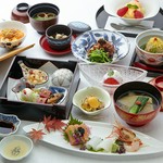 当日仕入れた新鮮な食材をつかったその日のみのプレミアムな雅（みやび）コース。