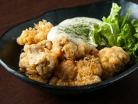 カラッと揚がったチキンに、オリジナルの自家製タルタルソースをたっぷりとつけていただきます