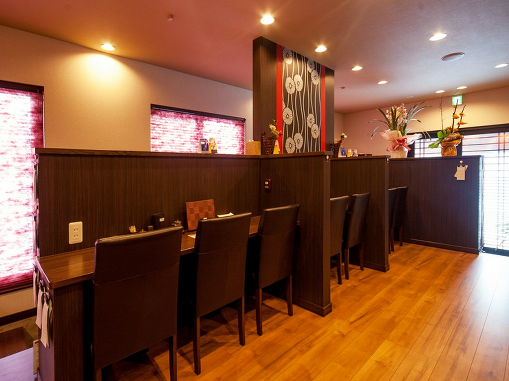 パーテーションで区切られている2～3名がけの席
