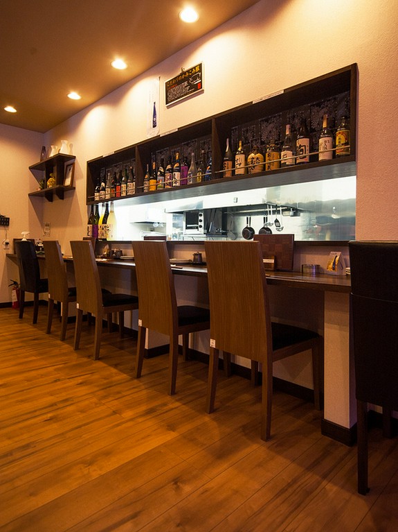 ひとりでも気軽に訪れることができるカウンター席
