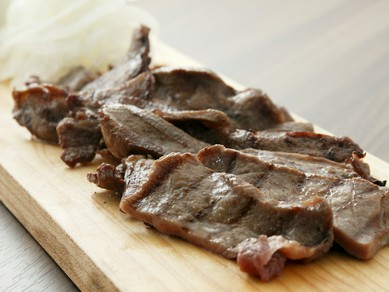 噛みしめるほどに深い味わい『ソルトエイジング牛タン』