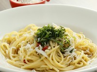 たっぷりのシラスがのったヘルシーなパスタ。大葉の香りがアクセントを聞かせています。