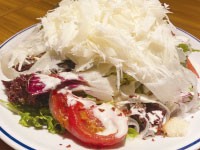 ロディジャーノチーズを贅沢に使用したシーザーサラダ。シルクのようにとろけるチーズのくちどけと、シャキシャキ野菜のハーモニーがたまらない。
