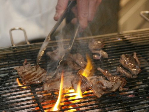 じっくり炭火で肉の旨みを引き出しながら焼いています