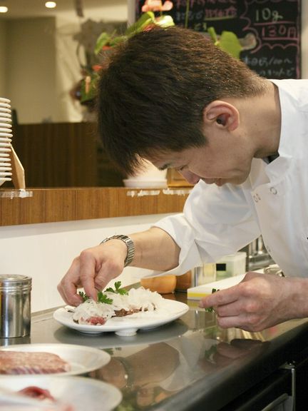 盛り付けにもこだわり、心を込めて調理