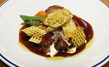 旬の食材が盛り込まれた創作料理の数々。グラスワインが5種飲める。120分飲み放題（全40種類）のコース。