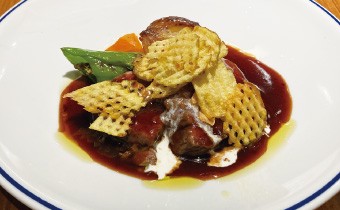 旬の食材が盛り込まれた創作料理の数々。グラスワインが5種飲める。120分飲み放題（全40種類）のコース。